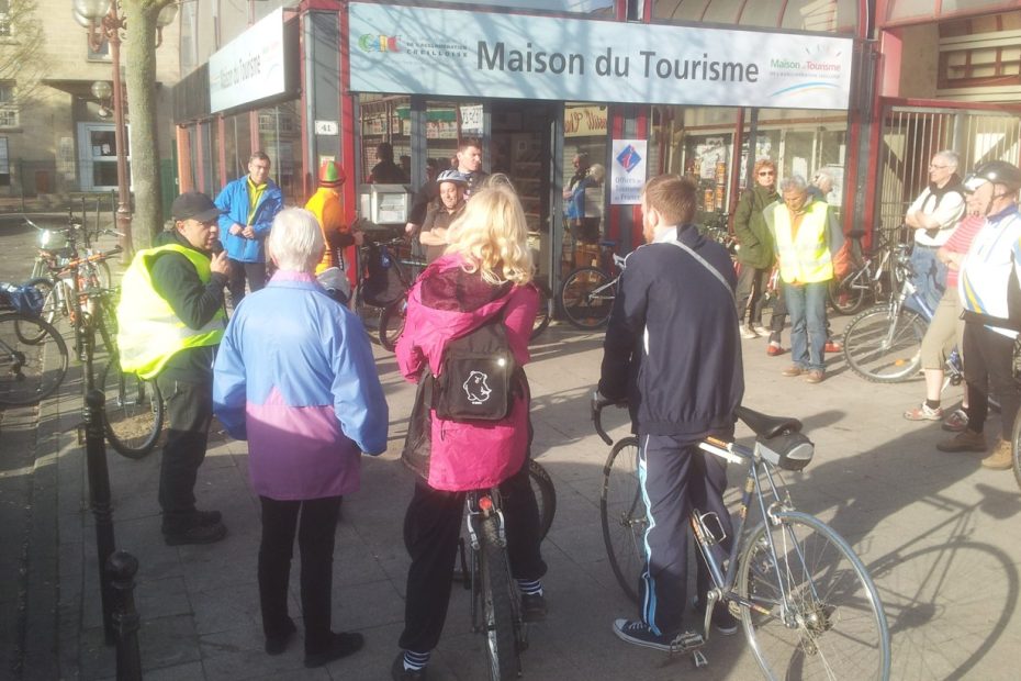 Départ devant la maison du tourisme