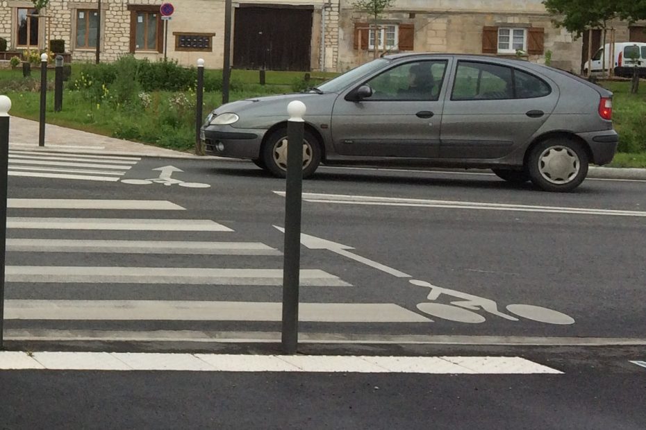 Auto et Voie Cyclable