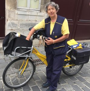 Joëlle, factrice à vélo à Senlis