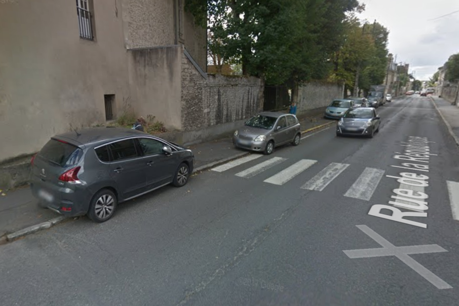 Stationnement sur trottoir Rue de la République (Senlis, Oise)