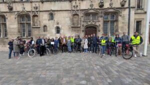 Rassemblement de cyclistes devant la mairie de Compiègne en hommage à Paul Varry