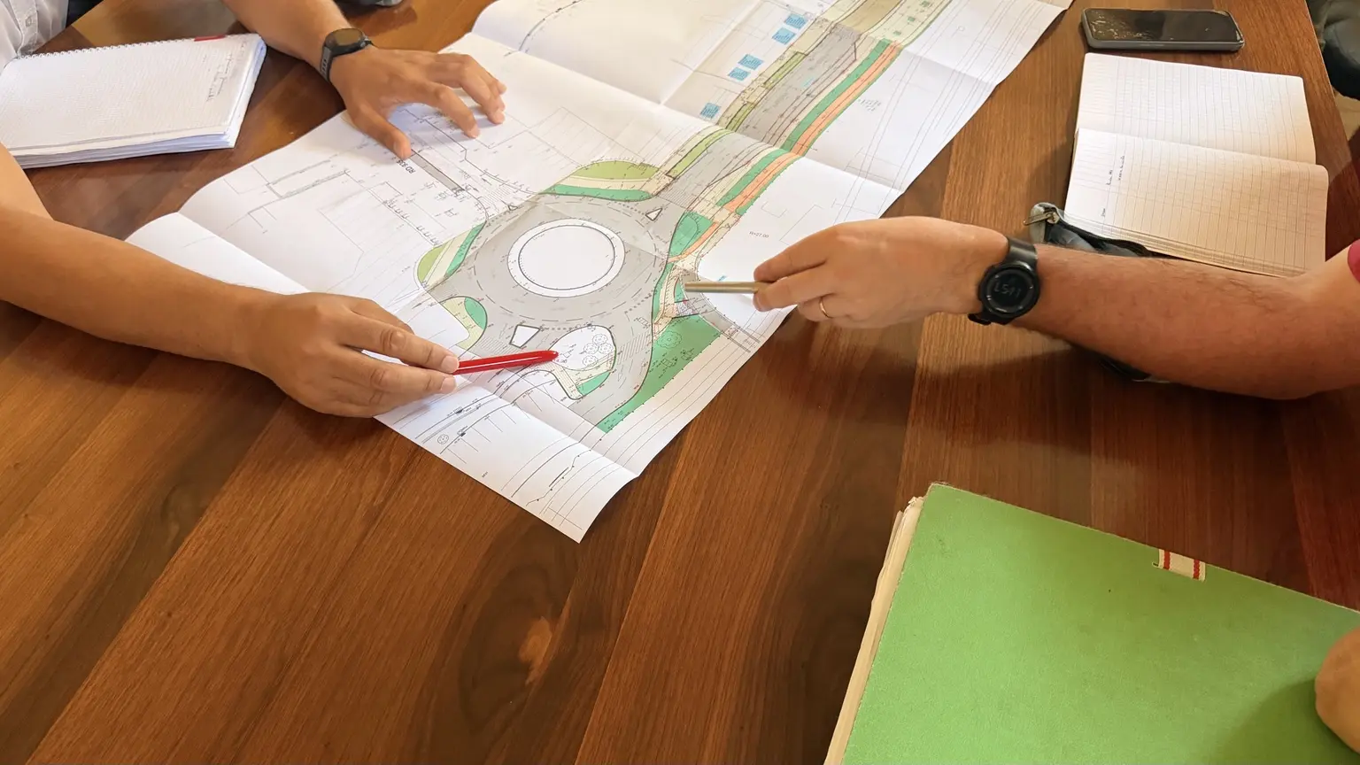 Échange avec les services techniques autour du plan d’un aménagement cyclable