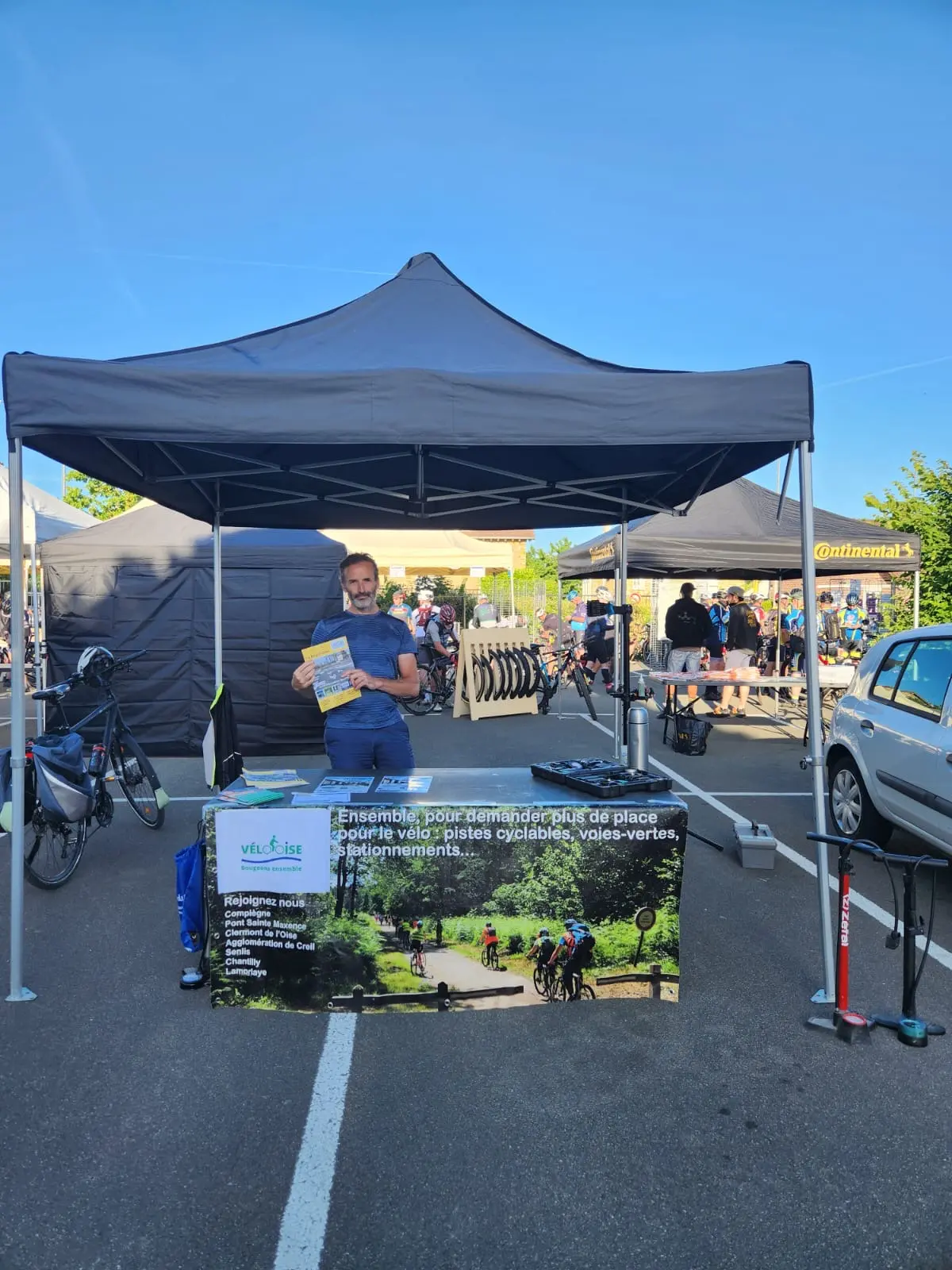 Stand VélOOise tenu par un bénévole lors d’une manifestation cycliste
